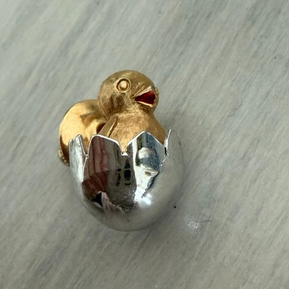 VTG Avon Chicken Chick Hatching Egg Pin Easter Spring Gold Silver Tone 0.6" - Picture 4 of 7